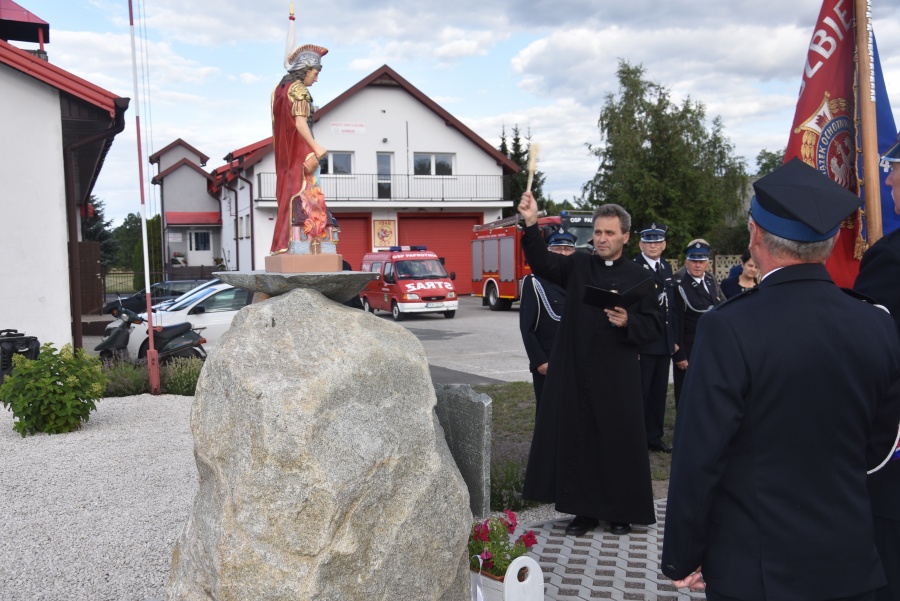 Druhowie ufundowali pomnik swojego patrona. Święty Florian stanął na placu obok remizy