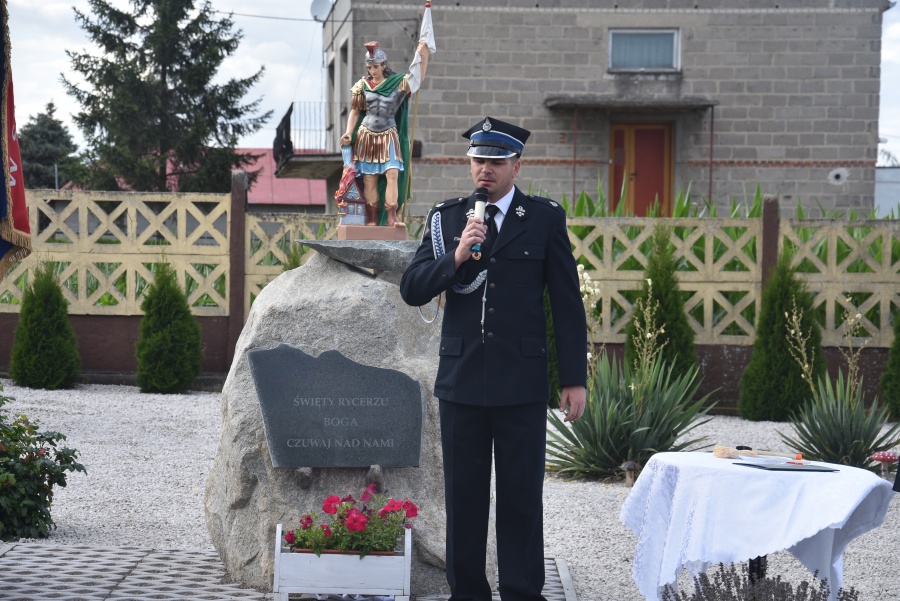 Druhowie ufundowali pomnik swojego patrona. Święty Florian stanął na placu obok remizy