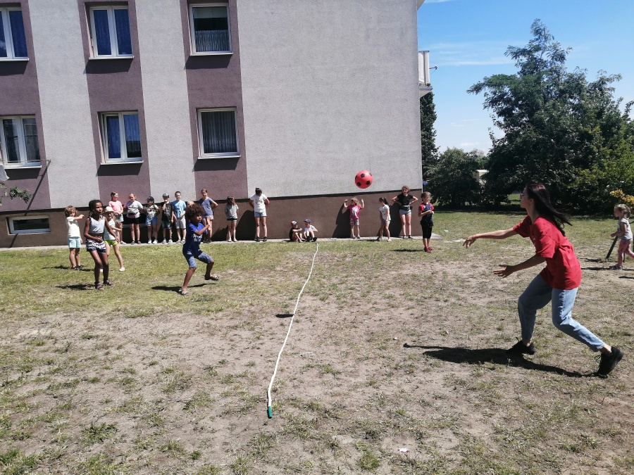 Kolorowe wakacje znów na osiedlach. Hula hop, zbijak i treningi karate