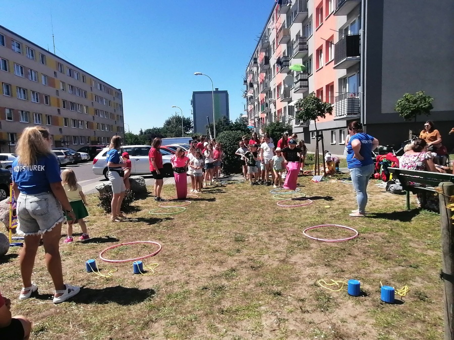 Kolorowe wakacje znów na osiedlach. Hula hop, zbijak i treningi karate