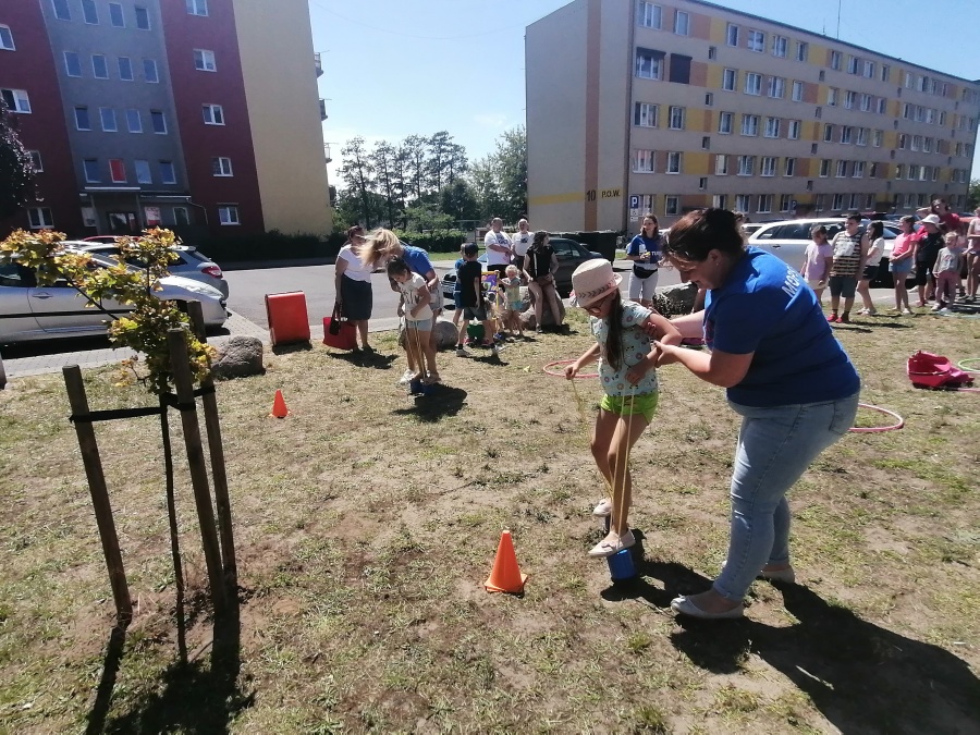 Kolorowe wakacje znów na osiedlach. Hula hop, zbijak i treningi karate