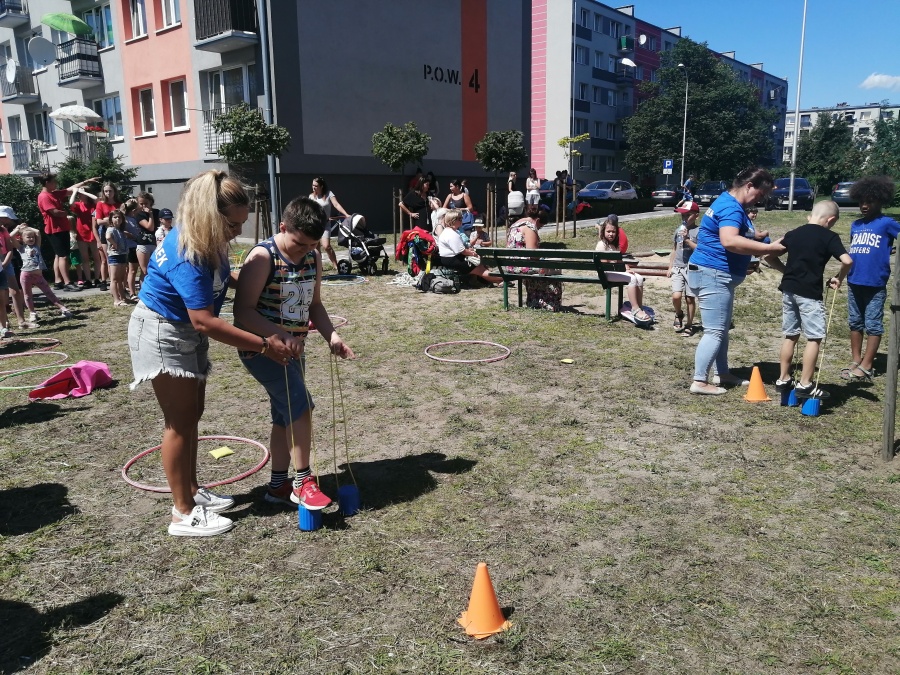 Kolorowe wakacje znów na osiedlach. Hula hop, zbijak i treningi karate