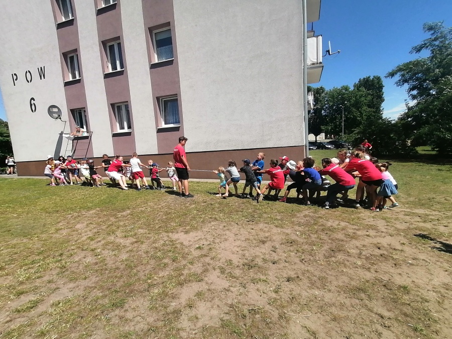 Kolorowe wakacje znów na osiedlach. Hula hop, zbijak i treningi karate