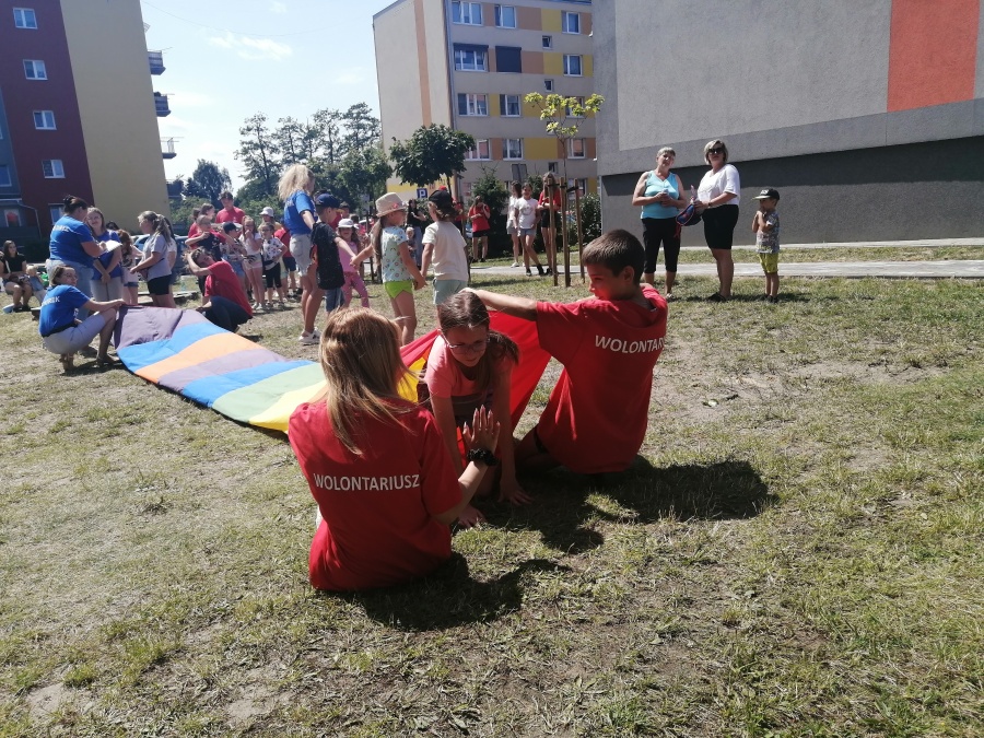 Kolorowe wakacje znów na osiedlach. Hula hop, zbijak i treningi karate