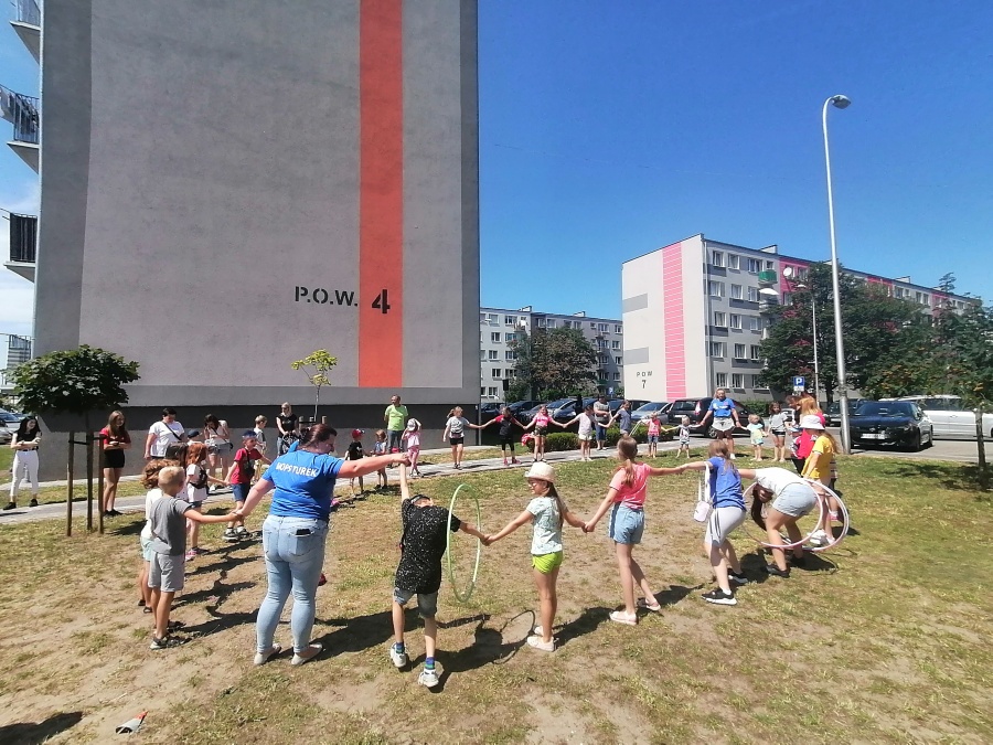 Kolorowe wakacje znów na osiedlach. Hula hop, zbijak i treningi karate