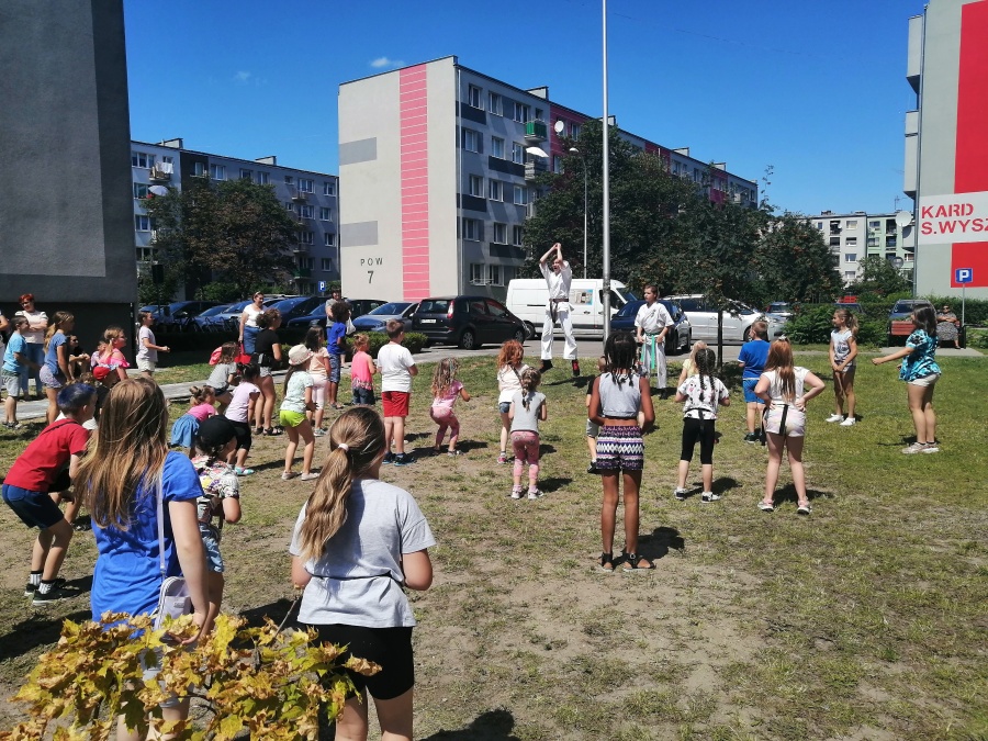 Kolorowe wakacje znów na osiedlach. Hula hop, zbijak i treningi karate