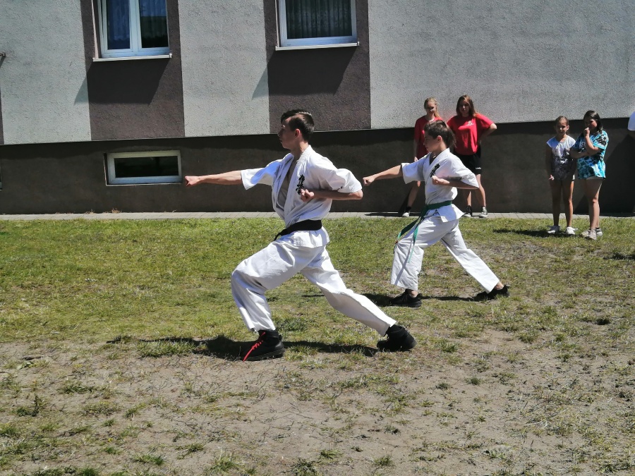Kolorowe wakacje znów na osiedlach. Hula hop, zbijak i treningi karate
