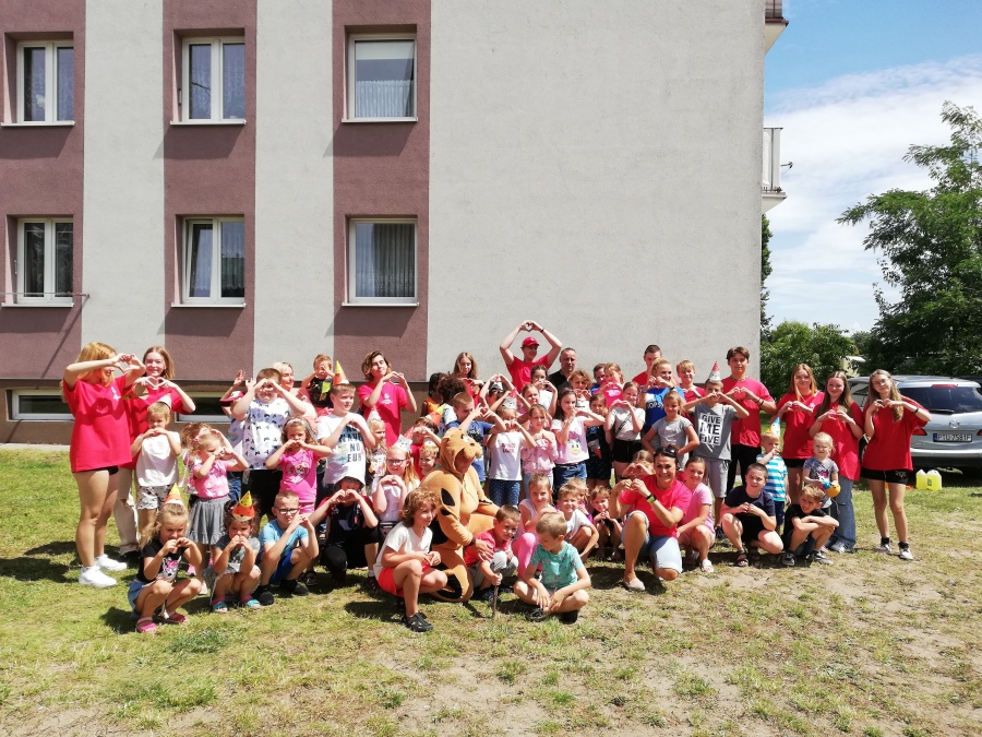 Kolorowe wakacje znów na osiedlach. Hula hop, zbijak i treningi karate