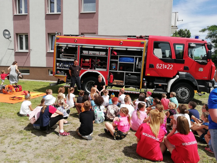 Kolorowe wakacje znów na osiedlach. Hula hop, zbijak i treningi karate