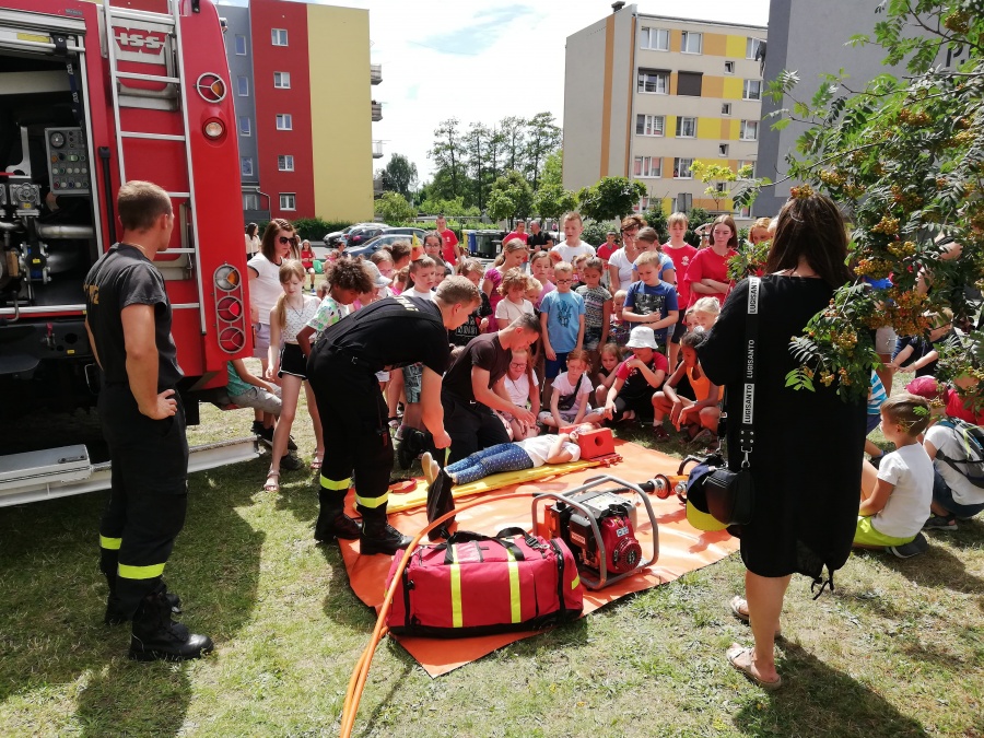 Kolorowe wakacje znów na osiedlach. Hula hop, zbijak i treningi karate