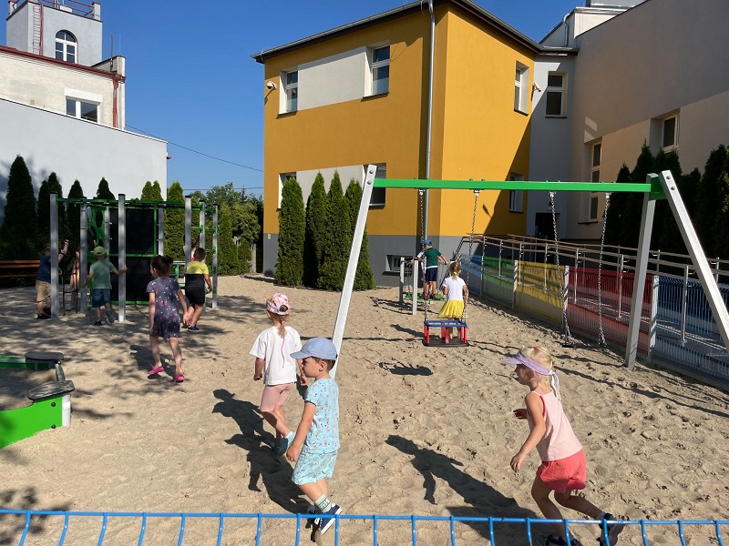 Najmłodsi wypróbowali nowy plac zabaw. Urzędnicy ostrzegają wandali