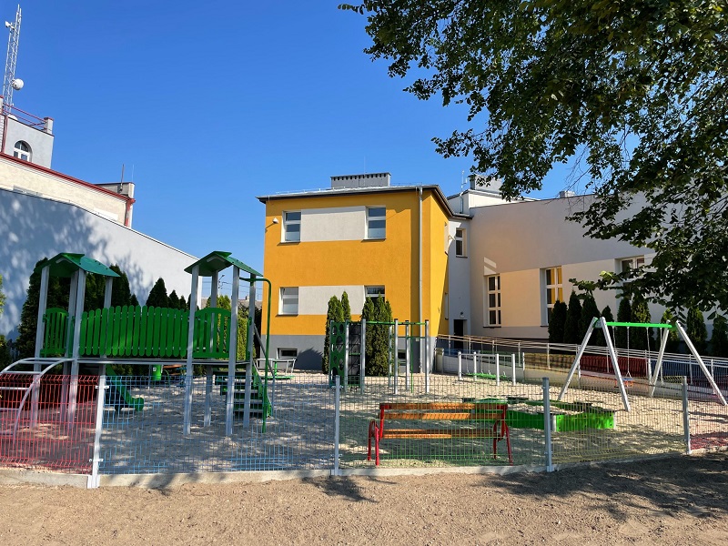 Najmłodsi wypróbowali nowy plac zabaw. Urzędnicy ostrzegają wandali
