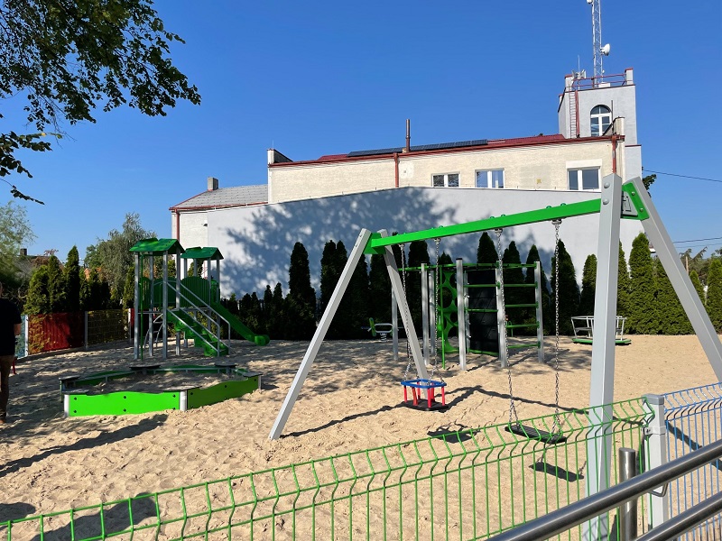 Najmłodsi wypróbowali nowy plac zabaw. Urzędnicy ostrzegają wandali
