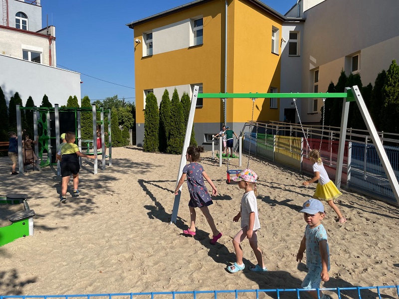 Najmłodsi wypróbowali nowy plac zabaw. Urzędnicy ostrzegają wandali