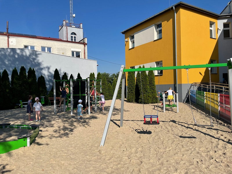 Najmłodsi wypróbowali nowy plac zabaw. Urzędnicy ostrzegają wandali