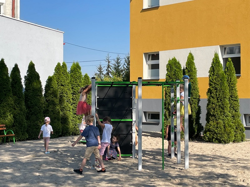 Najmłodsi wypróbowali nowy plac zabaw. Urzędnicy ostrzegają wandali