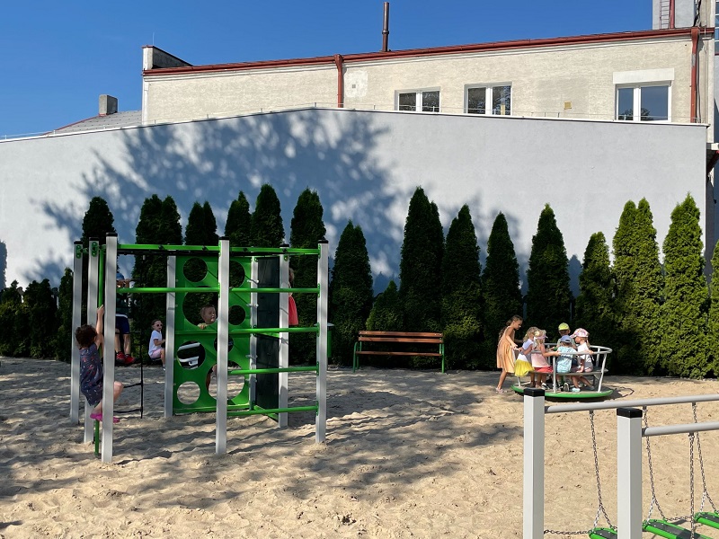 Najmłodsi wypróbowali nowy plac zabaw. Urzędnicy ostrzegają wandali