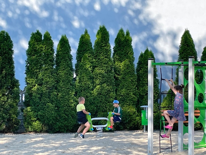 Najmłodsi wypróbowali nowy plac zabaw. Urzędnicy ostrzegają wandali