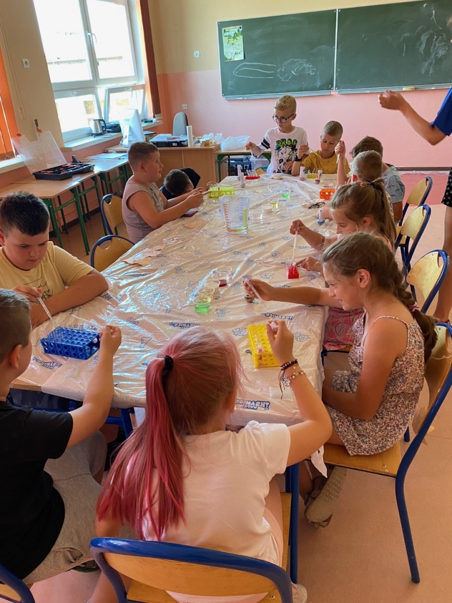 Uczniowie na półkoloniach z Małym Inżynierem. Dowiedziały się, co zrobić, by woda popłynęła w górę