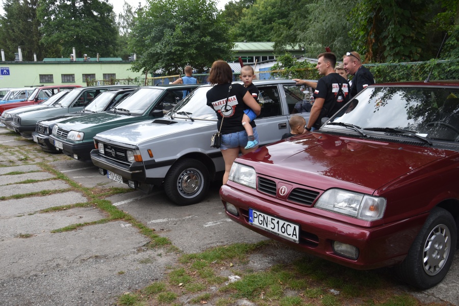 „Też miałem taki samochód”. Do Gosławic zjechały dziś maluchy, polonezy, a nawet mikrus