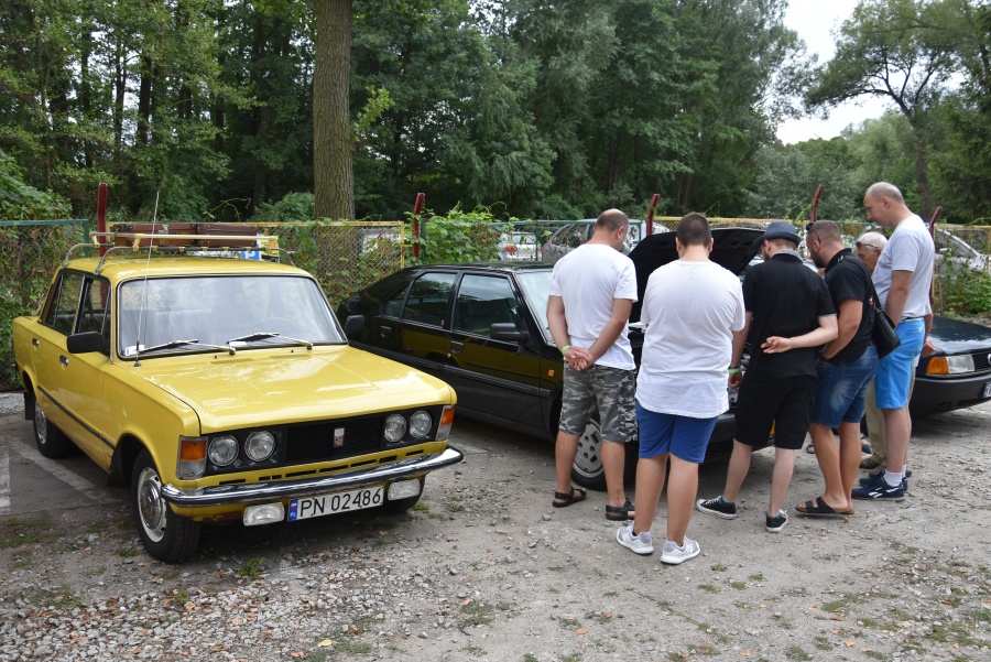 „Też miałem taki samochód”. Do Gosławic zjechały dziś maluchy, polonezy, a nawet mikrus