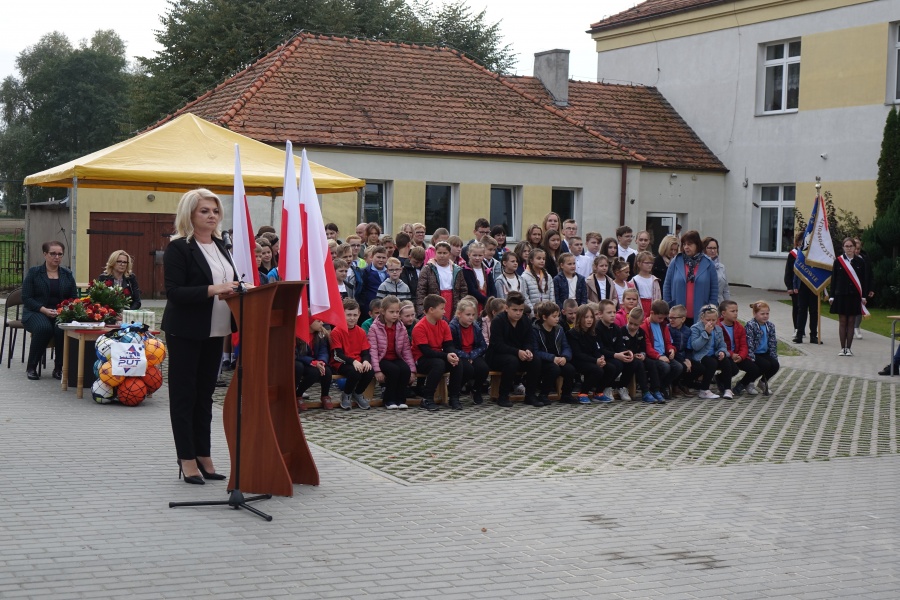 Uczniowie będą grali w  piłkę nożną, ręczną, koszykową i siatkową. Odbyło się uroczyste otwarcie