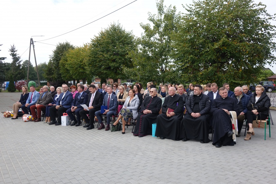 Uczniowie będą grali w  piłkę nożną, ręczną, koszykową i siatkową. Odbyło się uroczyste otwarcie