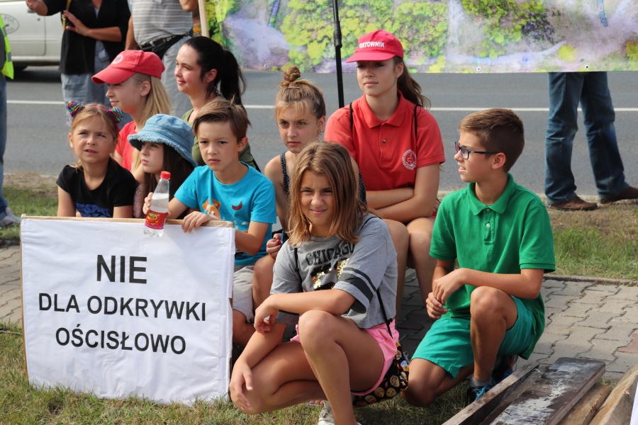 Protestowali przed kopalnią. „Węgiel brunatny to barbarzyńskie zło”