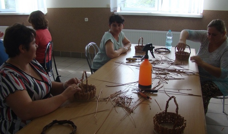 Śrubokręty i sekatory leżały na stołach. Wyplatali kosze i wianki