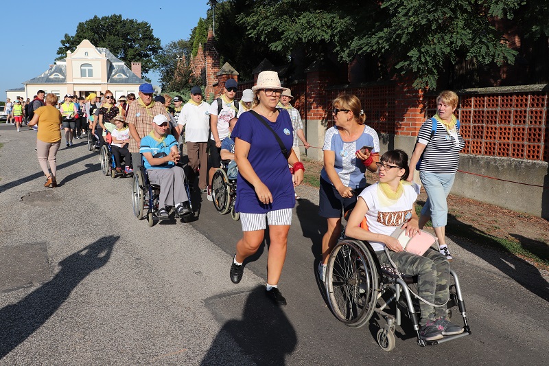 Będą modlić się o zdrowie. Pieszo wyruszyli do Lichenia