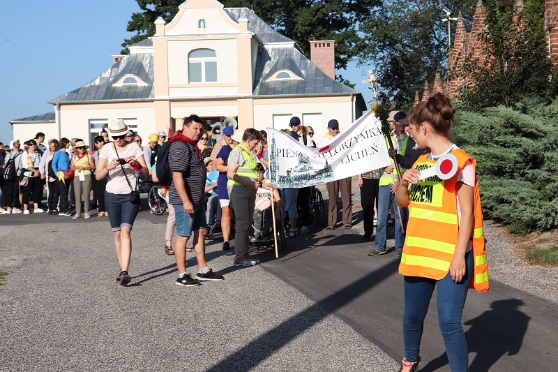 Będą modlić się o zdrowie. Pieszo wyruszyli do Lichenia