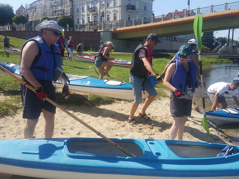 Spływ kajakowy z posłem, prezydentem i zastępcą oraz radnymi. „To nie są wyścigi”