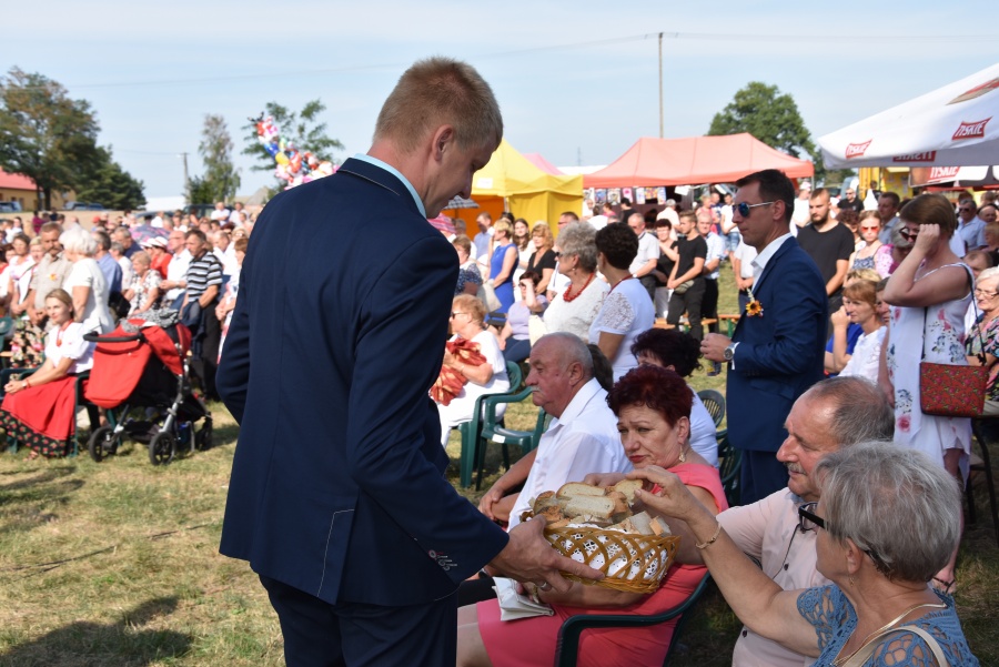 Rolnicy i mieszkańcy Kramska podziękowali za plony. - Chleb będziemy dzielić sprawiedliwie - powiedział wójt