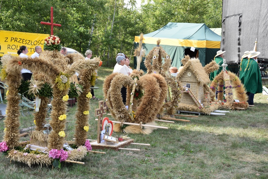 Rolnicy i mieszkańcy Kramska podziękowali za plony. - Chleb będziemy dzielić sprawiedliwie - powiedział wójt