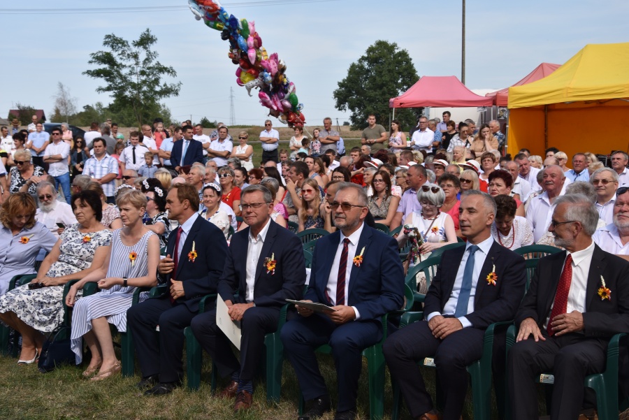 Rolnicy i mieszkańcy Kramska podziękowali za plony. - Chleb będziemy dzielić sprawiedliwie - powiedział wójt