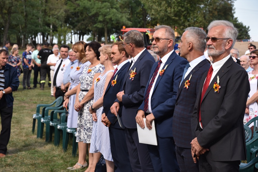 Rolnicy i mieszkańcy Kramska podziękowali za plony. - Chleb będziemy dzielić sprawiedliwie - powiedział wójt