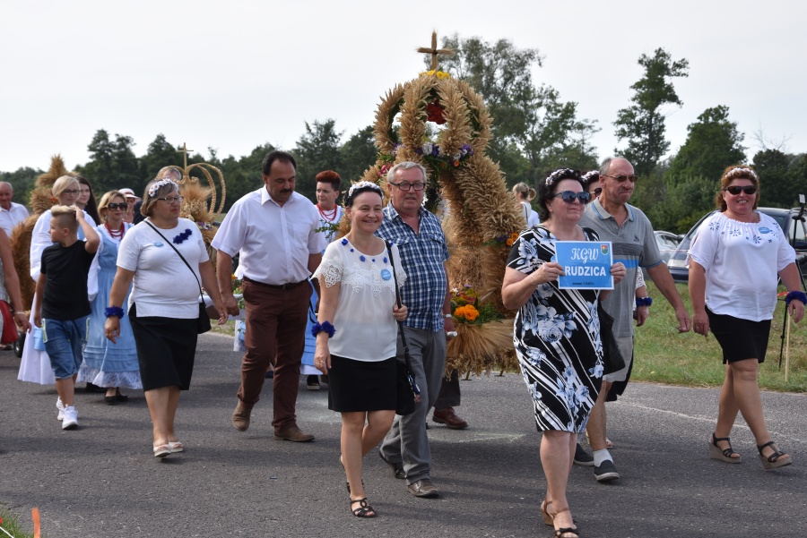Rolnicy i mieszkańcy Kramska podziękowali za plony. - Chleb będziemy dzielić sprawiedliwie - powiedział wójt