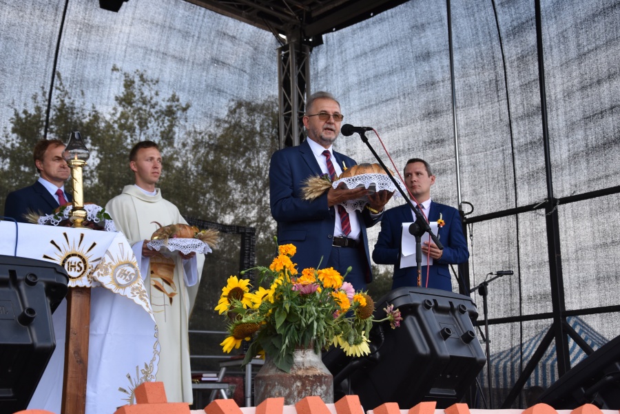 Rolnicy i mieszkańcy Kramska podziękowali za plony. - Chleb będziemy dzielić sprawiedliwie - powiedział wójt