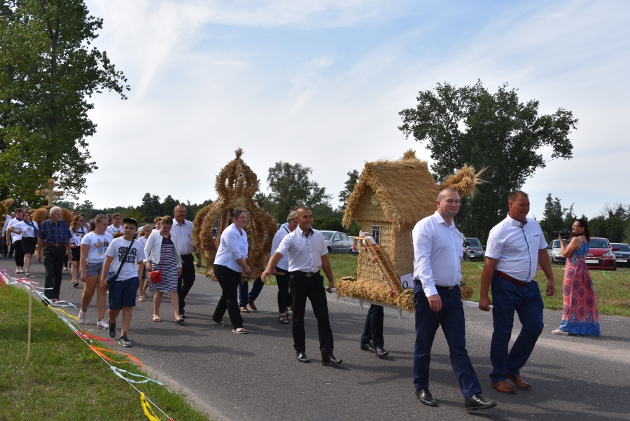 Rolnicy i mieszkańcy Kramska podziękowali za plony. - Chleb będziemy dzielić sprawiedliwie - powiedział wójt