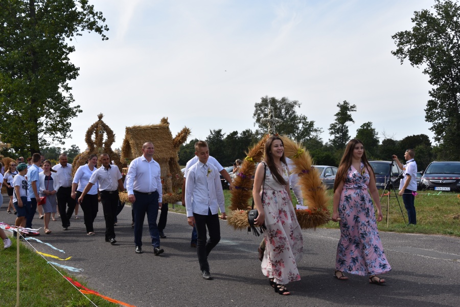 Rolnicy i mieszkańcy Kramska podziękowali za plony. - Chleb będziemy dzielić sprawiedliwie - powiedział wójt