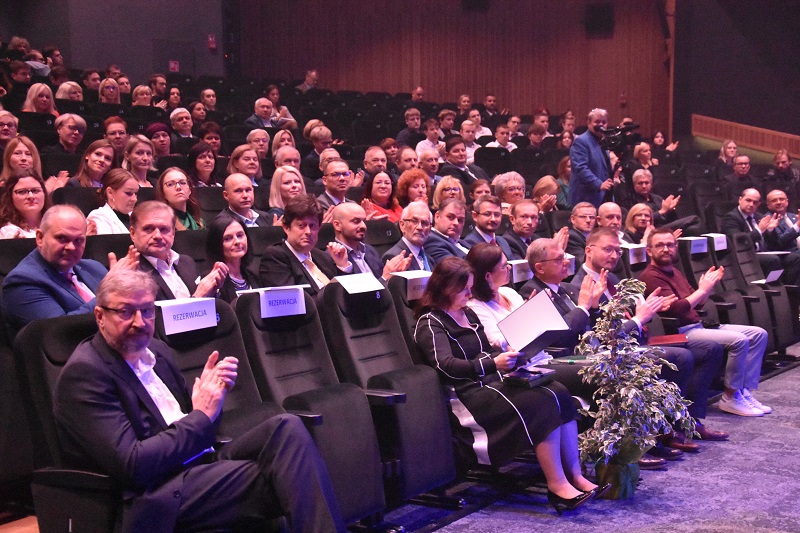Uroczyście obchodzili jubileusz 5-lecia. Dyrektor dostał książkę o zabawnym tytule