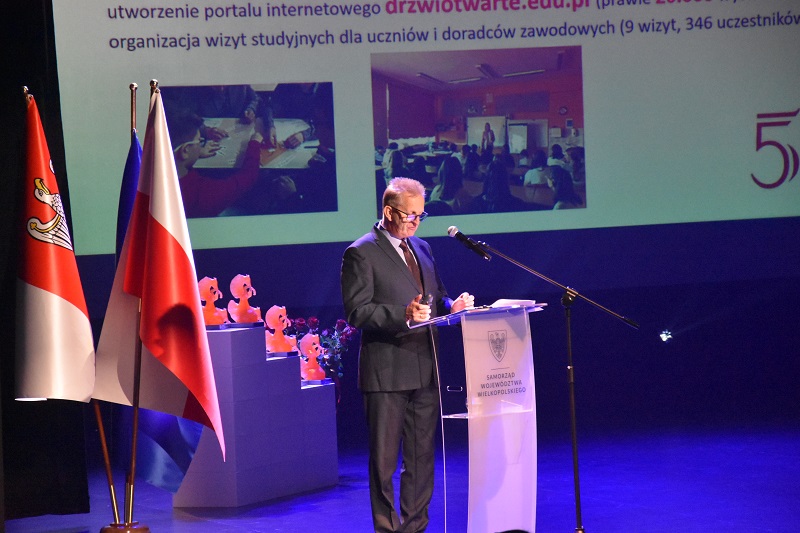 Uroczyście obchodzili jubileusz 5-lecia. Dyrektor dostał książkę o zabawnym tytule