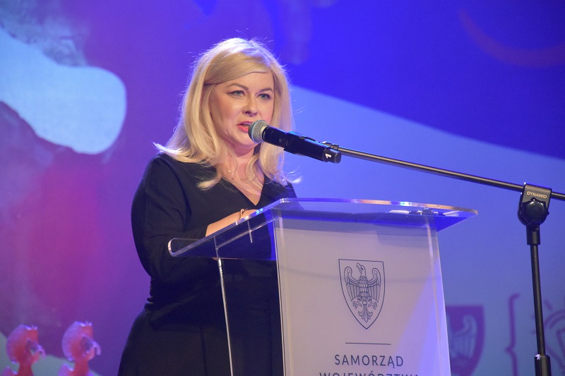 Uroczyście obchodzili jubileusz 5-lecia. Dyrektor dostał książkę o zabawnym tytule