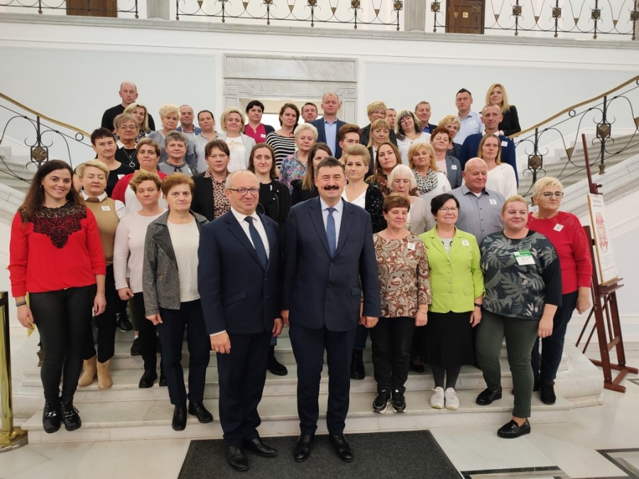 Przedstawicielki KGW i strażacy pojechali do sejmu. Zwiedzili też ministerstwo rolnictwa
