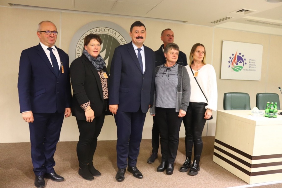 Przedstawicielki KGW i strażacy pojechali do sejmu. Zwiedzili też ministerstwo rolnictwa