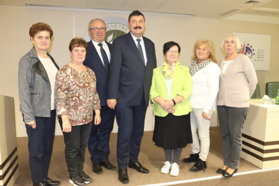 Przedstawicielki KGW i strażacy pojechali do sejmu. Zwiedzili też ministerstwo rolnictwa