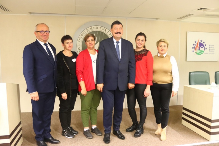 Przedstawicielki KGW i strażacy pojechali do sejmu. Zwiedzili też ministerstwo rolnictwa