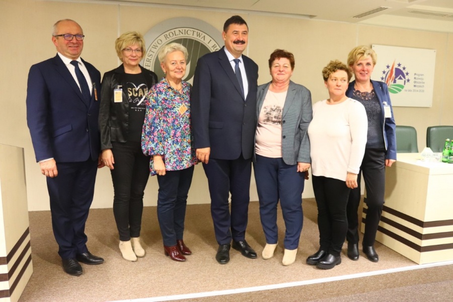 Przedstawicielki KGW i strażacy pojechali do sejmu. Zwiedzili też ministerstwo rolnictwa
