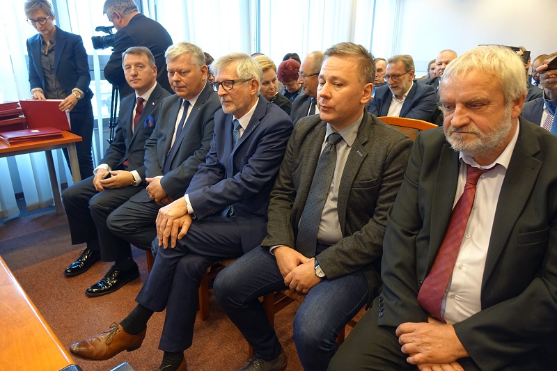 Samorządy podpisały z wojewodą umowy na drogi. Co z ulicą Leśną w Koninie? Będzie nieco później