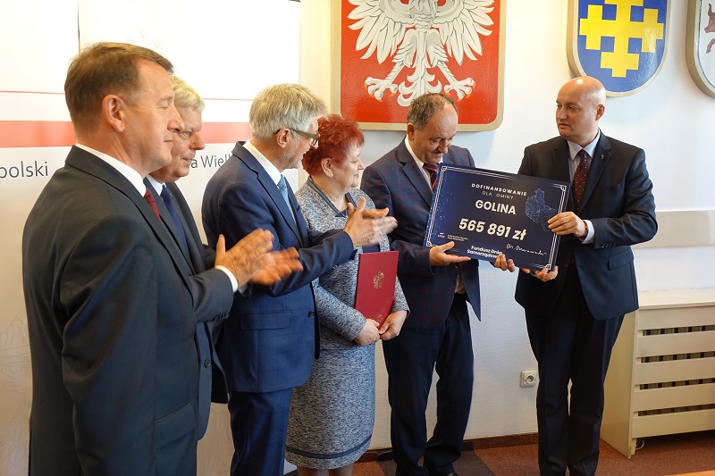 Samorządy podpisały z wojewodą umowy na drogi. Co z ulicą Leśną w Koninie? Będzie nieco później